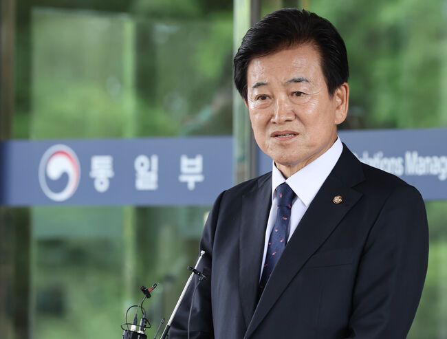 정동영 통일부 장관 후보자가 24일 서울 종로구 남북관계관리단에 마련된 인사청문회 준비사무실로 들어서며 취재진의 질문에 답하고 있다. (서울=연합뉴스)