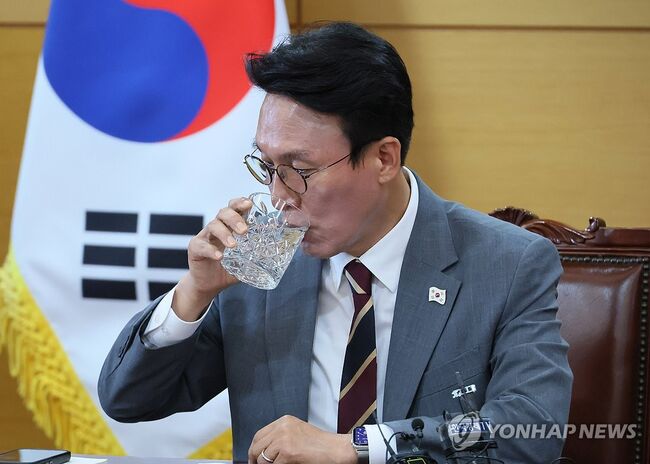 물을 마시는 김민석 총리후보자 (사진=연합뉴스)