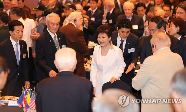 2016년 6월 24일 당시 박근혜 대통령과 한민구 국방부 장관, 박승춘 국가보훈처장이 서울 롯데호텔에서 열린 6.25전쟁 제66주년 국군 및 UN군 참전유공자 위로연에 참석하고 있다 (사진=연합뉴스)