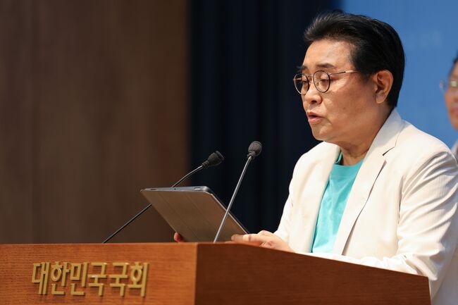 2일 국회 소통관에서 기자회견 하는 새미래민주당 전병헌 대표 (새민주당 제공)