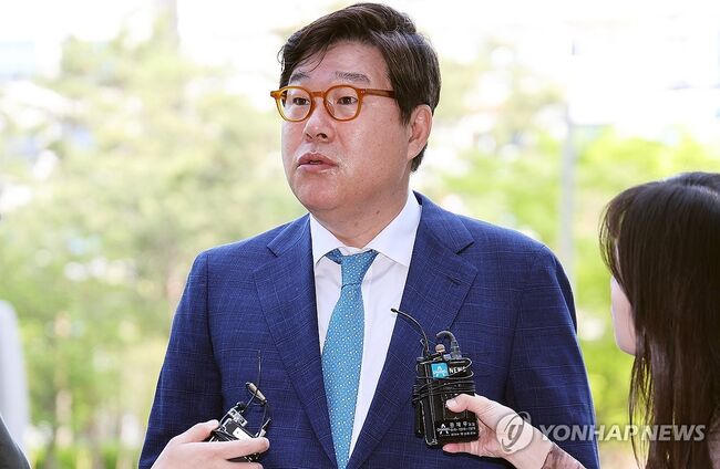 대북송금 혐의 등으로 기소된 김성태 쌍방울 그룹 전 회장이 19일 오전 경기도 수원시 영통구 수원지방법원에서 열린 공판에 출석하며 취재진 질문에 답하고 있다. (수원=연합뉴스)