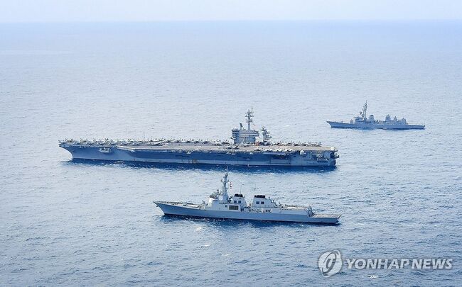 한미 해군과 일본 해상자위대가 지난 2024년 11일 제주 남방 공해상에서 북한의 핵·미사일 위협에 대한 공동 대응능력을 향상하기 위해 한미일 해상훈련을 실시하고 있다. 아래쪽부터 우리군 이지스구축함 서애류성룡함, 미국 해군 항공모함 시어도어 루즈벨트함, 일본 해상자위