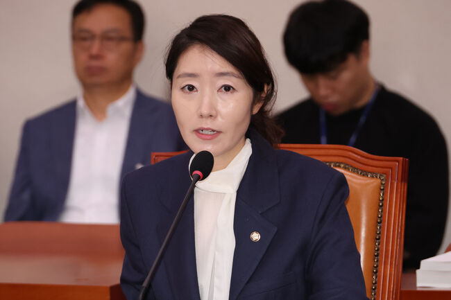 강선우 여성가족부 장관 후보자가 14일 국회 여성가족위원회에서 열린 인사청문회에서 위원의 질문에 답하고 있다. (서울=연합뉴스)