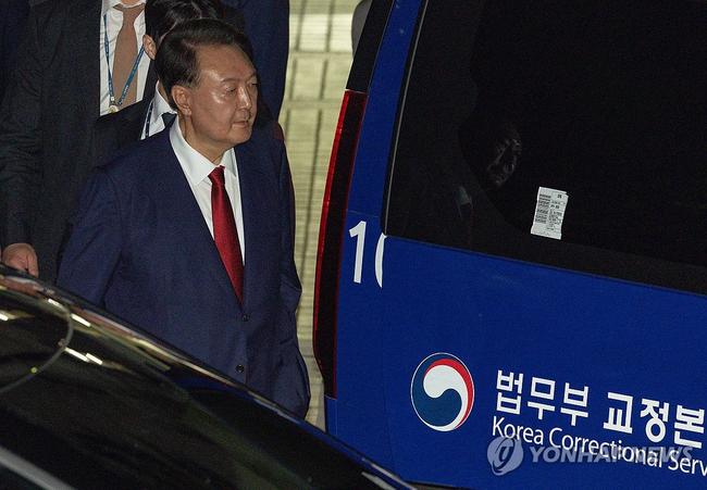 호송차를 타러 이동하는 윤석열 전 대통령. (사진: 연합뉴스)