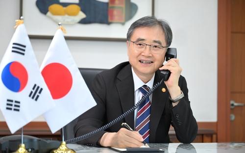 이와야 다케시 일본 외무상과 통화한 조현 외교부장관. (사진: 연합뉴스)