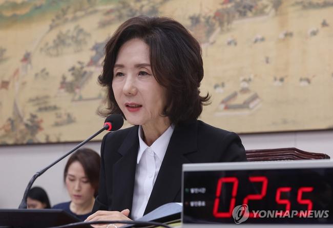 `평소와는 다른 모습으로 청문회장에 출석한 이진숙 교육부장관 후보자. (사진: 연합뉴스)