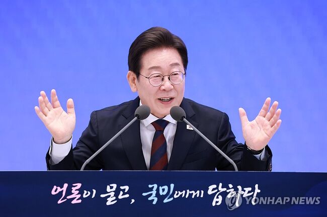 어쩌면 축하연이 더 어울렸을 취임 30일 기자회견
