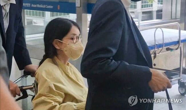 휠체어를 타고 퇴원하는 김건희 여사.(사진: 연합뉴스)