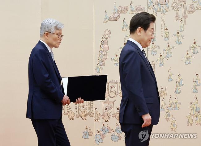 최동석 인사혁신처장의 막말과 궤변이 계속해서 새로 발굴되는 중. 사진은 임명장 수여식에 참석한 최동석 처장, 이재명 대통령. (사진: 연합뉴스)