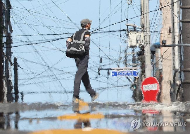폭염 속 거리를 걸어가는 노동자. 아직 7월 초인데 해도해도 너무 덥네요. (사진: 연합뉴스)