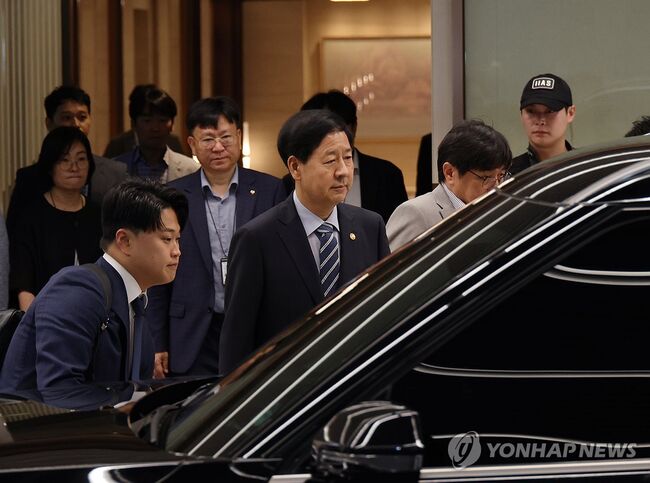 한미 간 '2+2 통상협상'을 위해 미국으로 출국하려던 구윤철 부총리 겸 기재부 장관이 24일 인천국제공항 제2터미널을 굳은 표정으로 빠져나오고 있다. (사진=연합뉴스)