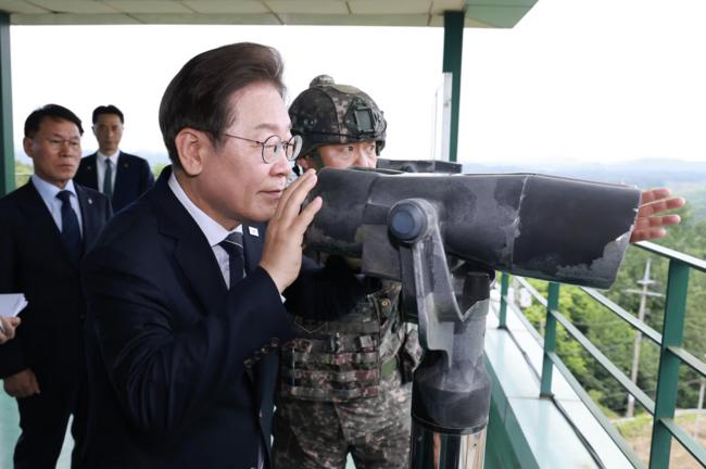 이재명 대통령이 경기도 연천군 육군 25사단 비룡전망대에서 망원경으로 북측 지역을 보고 있다. 2025.6.13 (사진=연합뉴스)