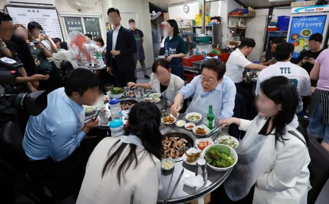 광화문에서 시민들과 회식 퍼포먼스를 하는 이 대통령 (사진=연합)