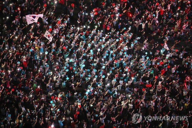 2일 저녁 서울시청광장 유세에서 넘쳐난 레드와 민트의 물결 (사진=연합뉴스)