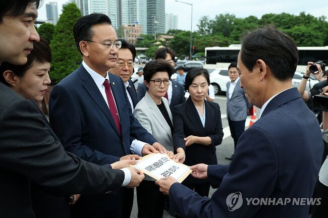 국힘 대통령실 항의방문 : 분노의 질주 아닌 분노의 산책