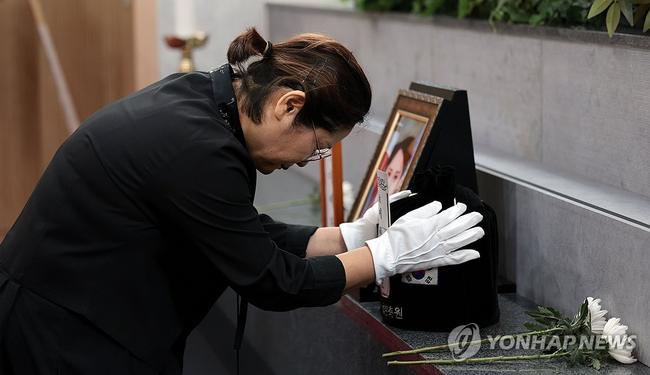 고인의 유골함을 어루만지는 유족. (사진: 연합뉴스)