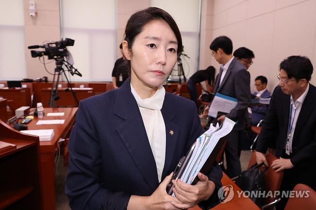 인사청문회장을 나가는 강선우 여가부장관 후보자. (사진: 연합뉴스)