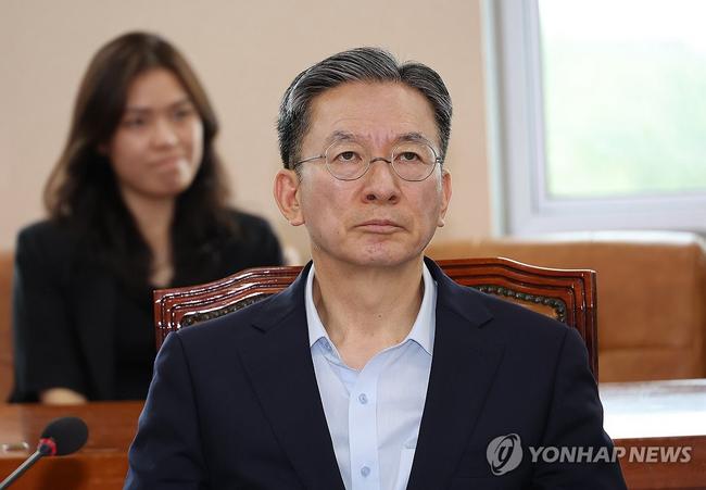 헐값에 산 땅에 대한 '개발지원법안' 을 발의해 비판을 받는 정성호 법무부장관 후보자. (사진: 연합뉴스)