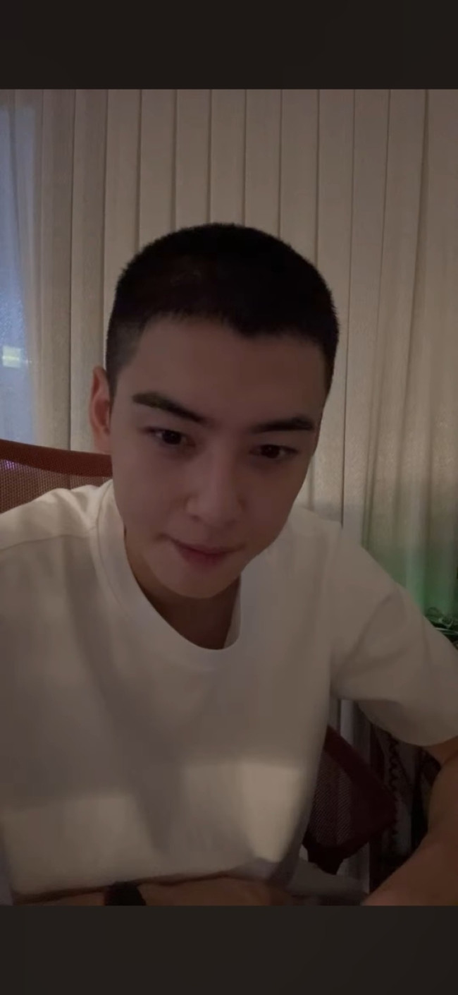 라이브 방송 진행한 차은우