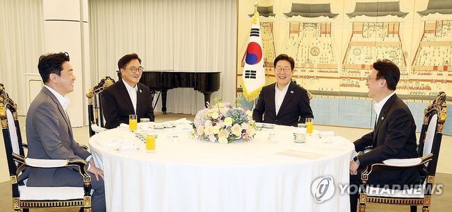 폭우속 만찬, "우린 현장파"외친 이재명과 김민석