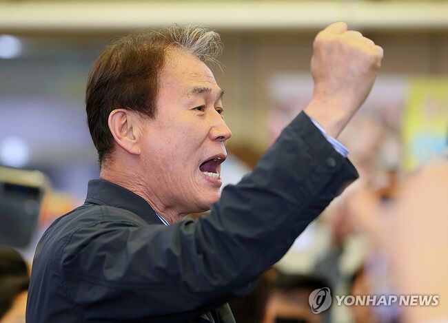 2025년 5월 9일 경북 성주군 성주전통시장에서 당시 권오을 전 의원이 이재명 후보 지지연설을 하고 있다. (사진=연합뉴스)