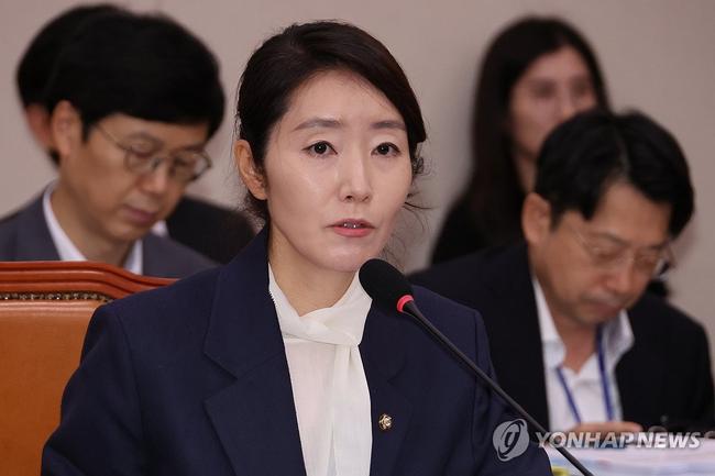 문재인정부의 정영애 여가부장관이 강선우 후보자의 예산갑질을 폭로했지만 민주당은 강선우 후보자를 철통방어하고 있다. (사진: 연합뉴스)