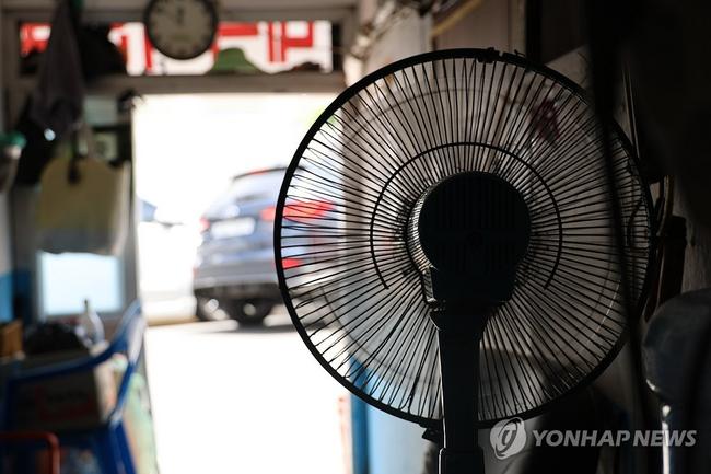 영등포구 쪽방촌의 모습. 사생활침해와 성범죄 위험 때문에 여성 거주자들은 더욱 힘든 여름. (사진: 연합뉴스)
