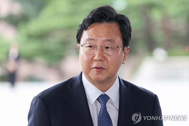 4일 오전 서울중앙지검으로 출근하는 정진우 지검장. 이번 검찰인사에 대해 조국혁신당은 '친윤인사' 라며 거세게 비판 중. (사진: 연합뉴스)