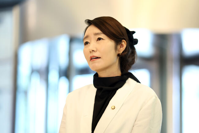 강선우 여성가족부 장관 후보자가 26일 인사청문회 준비 사무실이 마련된 서울 이마빌딩으로 들어서며 소감을 밝히고 있다. (서울=연합뉴스)