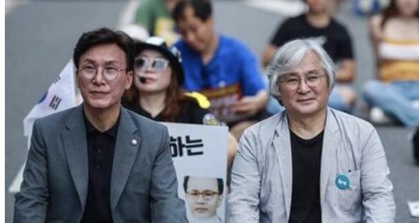 윤석열 탄핵집회에 참석한 김민석 당시 의원과 김민웅 촛불행동 상임대표 (시진=촛불행동 홈페이지)
