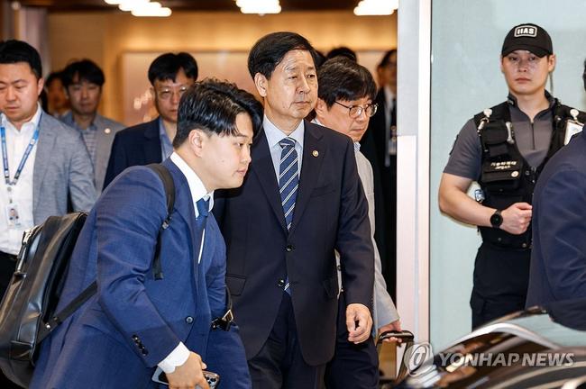 인천공항 2청사 귀빈실에서 발길을 돌리는 구윤철 부총리와 일행. (사진: 연합뉴스)