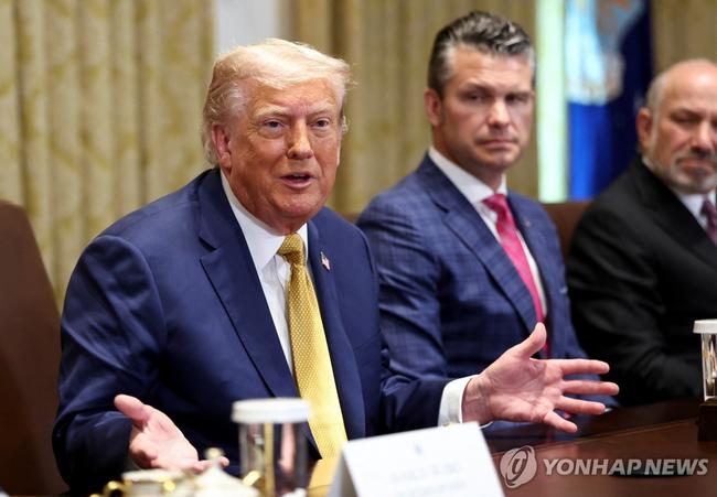 백악관 내각회의에서 발언하는 트럼프 미국 대통령. 옆자리에는 헤그세스 국방장관. (사진: 연합뉴스)