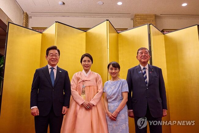 1박2일 일정으로 일본을 방문한 이재명 대통령과 김혜경 여사가 23일 일본 도쿄 총리 관저에서 이시바 시게루 일본 총리, 부인 이시바 요시코 여사와 양국 정상 부부 친교 행사를 하며 기념촬영을 하고 있다.(사진=연합뉴스)