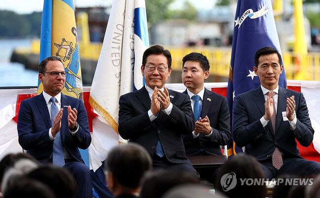 사진 : 필리스 조선소를 찾은 이재명 대통령 정상회담 이후 심각해진 표정을 읽을 수 있다. [연합뉴스]