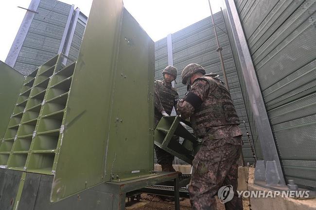 대북확성기 철거 작업 중인 국군장병들. (사진: 연합뉴스)