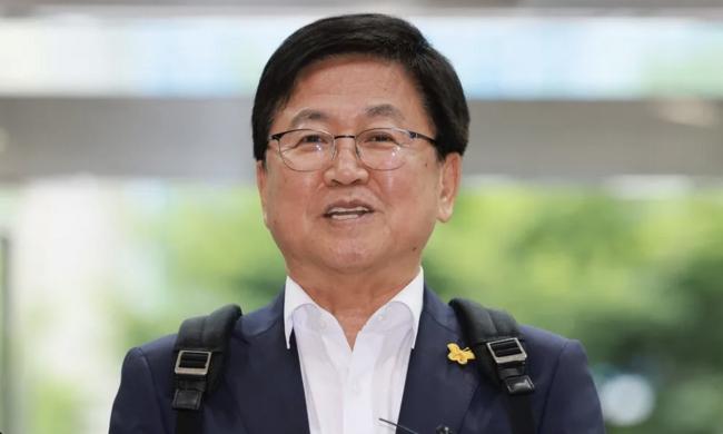 최교진 사회부총리 겸 교육부 장관 후보자가 지난 14일 인사청문회 준비 사무실이 마련된 서울 영등포구 여의도 한국교육시설안전원으로 출근하며 지명 소감을 밝히고 있다. (사진=연합뉴스)
