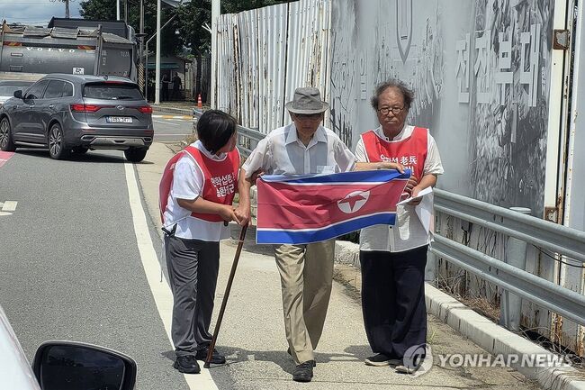 통일대교에서 인공기를 들고 진입을 시도했던 안학섭 (사진=연합뉴스)