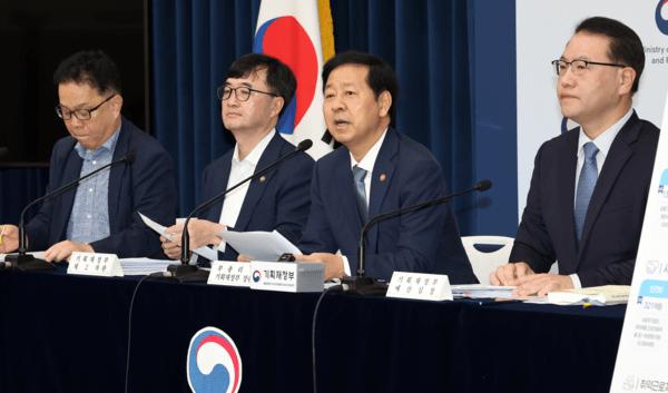 구윤철 부총리 겸 기획재정부 장관(오른쪽 두번째)이 지난 28일 정부세종청사 중앙동 공용브리핑실에서 2026년도 예산안에 관해 설명하고 있다. [연합뉴스]