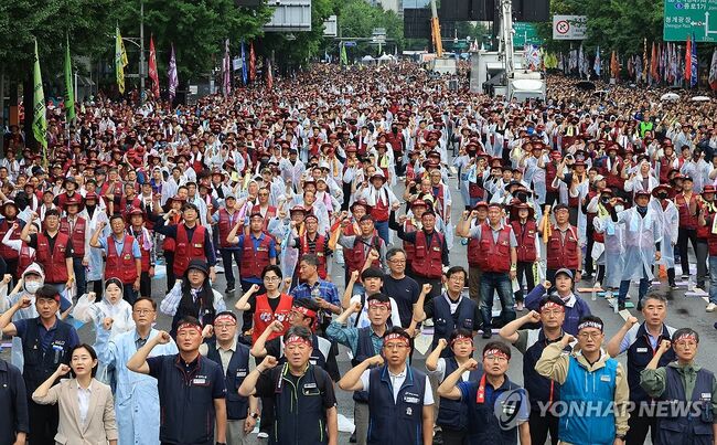 7월 19일 서울 중구 을지로 입구역 인근에서 열린 2025민주노총, 총파업ㆍ총력투쟁 대행진 집회에서 참석자들이 구호를 외치고 있다.(사진=연합뉴스)