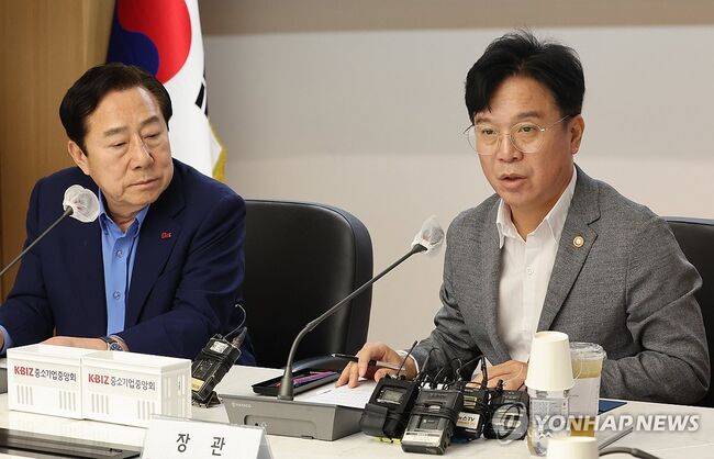 김영훈 고용노동부 장관이 19일 서울 여의도 중소기업중앙회를 방문해 김기문 중기중앙회장 등 중소기업인들과 간담회를 갖고 '노란 봉투 법'등 현안에 대해 얘기하고 있다. (사진=연합뉴스)