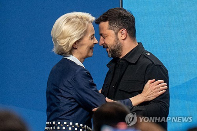 우르줄라 폰데어라이엔 EU 집행위원장과 볼로디미르 젤렌스키 우크라이나 대통령