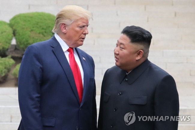 2019년 판문점서 만난 김정은과 트럼프