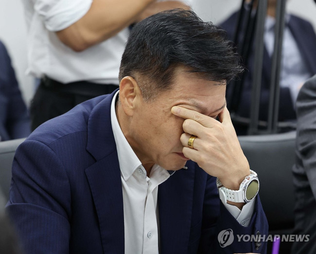 생각에 잠긴 포스코이앤씨 대표