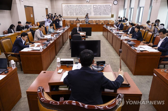 국회 법제사법위원회 제1소위 위원장인 더불어민주당 김용민 의원이 지난 25일 국회에서 열린 법사위 법안심사 제1소위원회를 개회하고 있다. [연합뉴스]