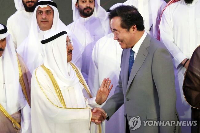 알-사바 국왕과 악수하는 이낙연 전 총리. 국왕은 90세의 고령에도 이총리와 40분간 단독면담을 하고 직접 행사장에서 영접했다. (사진: 연합뉴스)