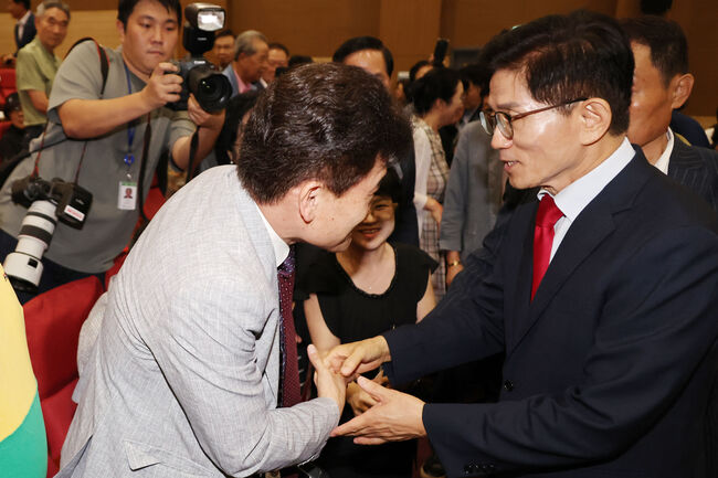 국민의힘 김문수 당대표 후보가 4일 서울 여의도 국회 의원회관에서 투게더포럼이 주최한 시국토론회에 참석해 전직 한국사 강사인 전한길 씨와 악수하고 있다. (사진=연합뉴스)