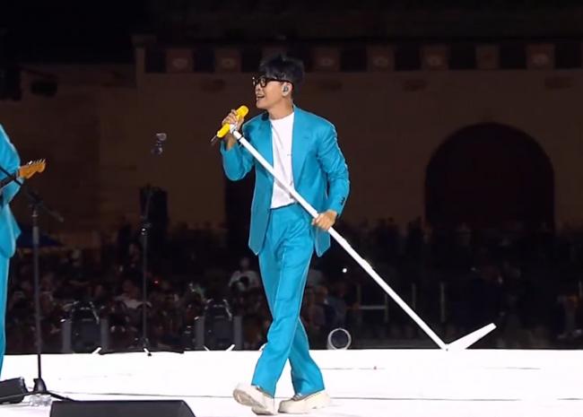 세상에 뿌려진 사랑만큼을 열창하는 이승환 가수(60) 사진 _ MBC 유튜브 캡쳐