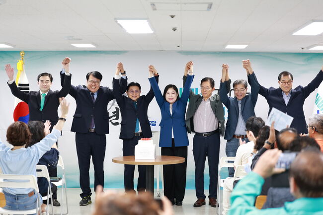 새미래민주당 지도부가 케익커팅을 앞두고 당원들에게 축하포즈를 취하고 있다 (사진=새미래민주당 제공)