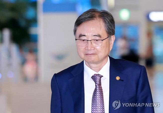 강훈식 실장의 최근 행보에서 가장 두드러지는 피해자, 조현 외교부장관. 교섭 다 됐다던 강훈식 실장의 설레발 덕에 국회에서 욕만 실컷 먹고 실언('대강' 합의했다) 하고 미국으로 날아갔다. (사진: 연합뉴스)