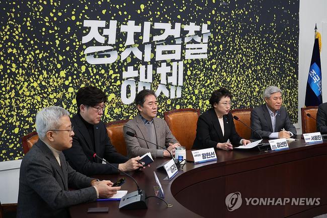 조국혁신당의 올해 2월 회의 모습. 제명된 김보협 전 대변인, 이규원 사무부총장, 황현선 사무총장, 김선민 대표, 서왕진 의원. (사진: 연합뉴스)